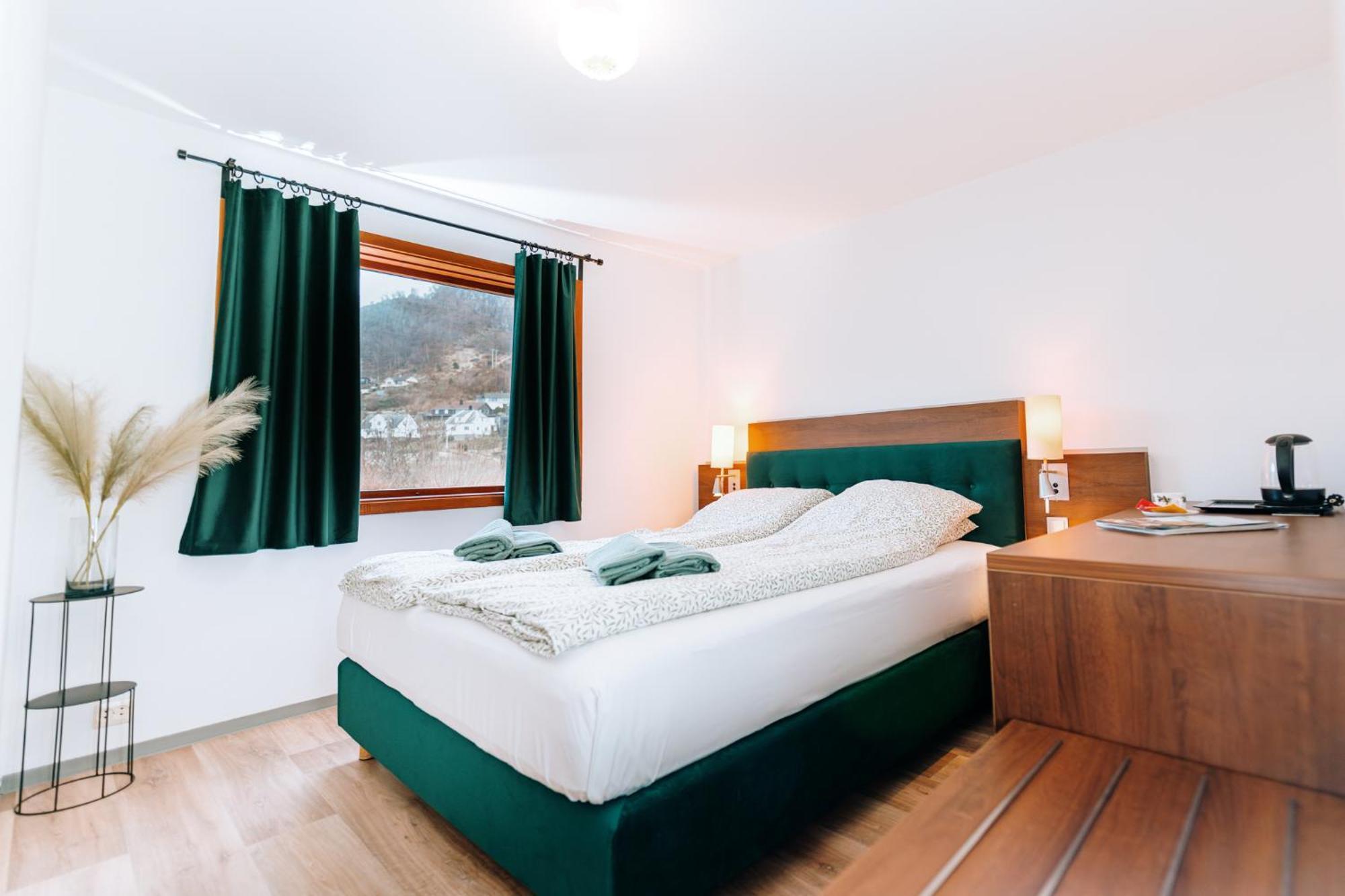 Hotel Nokling & Camping Hjelmeland エクステリア 写真