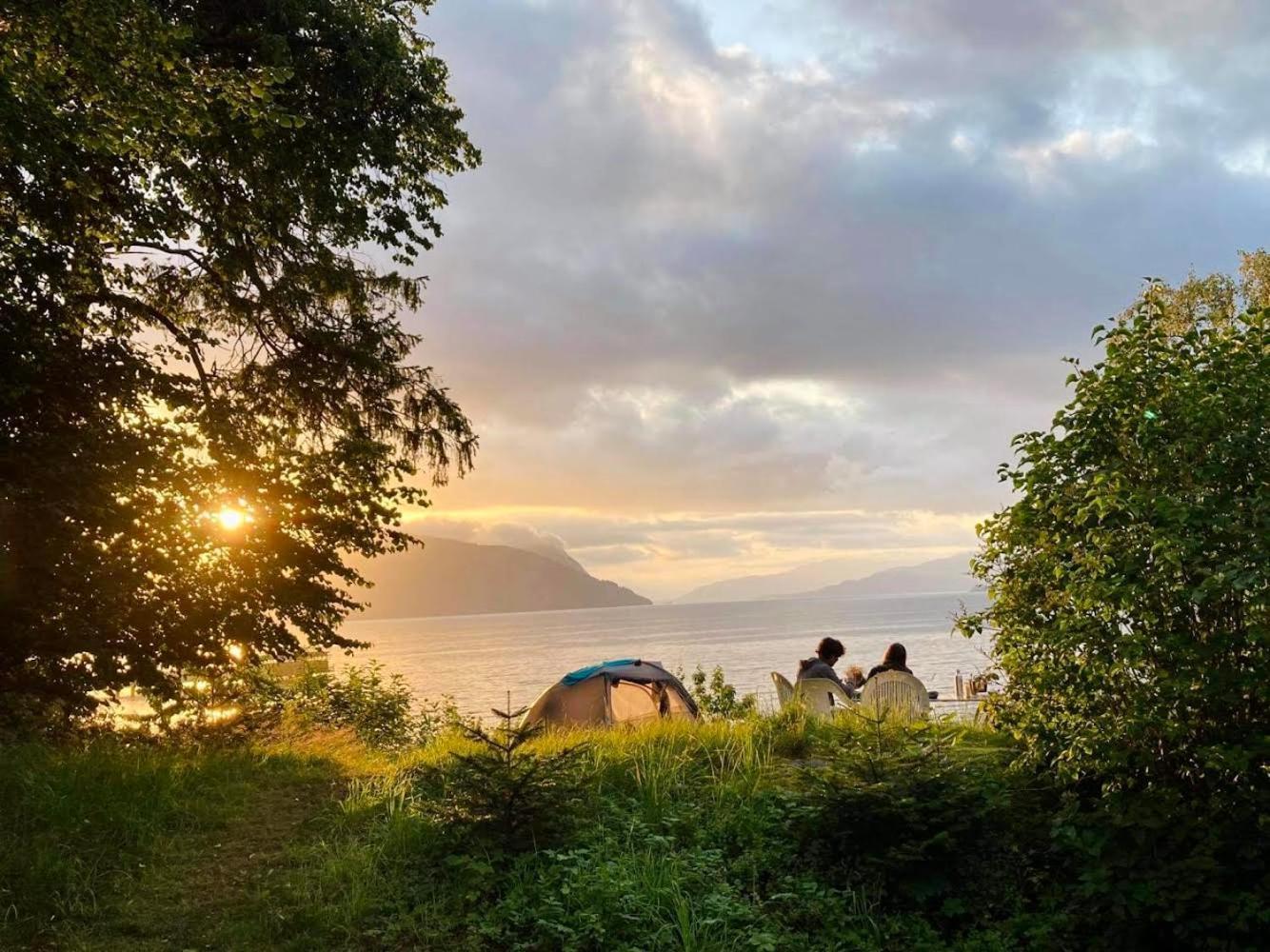 Hotel Nokling & Camping Hjelmeland エクステリア 写真