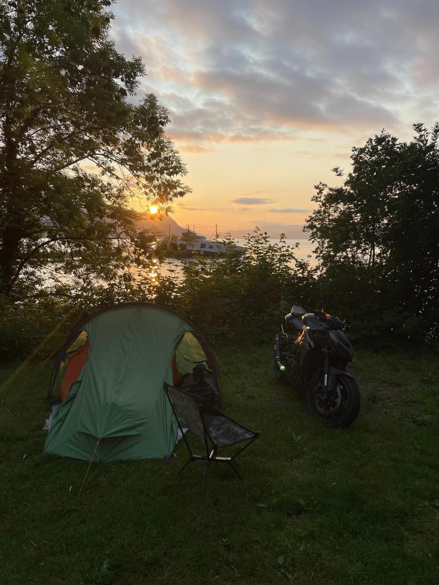 Hotel Nokling & Camping Hjelmeland エクステリア 写真