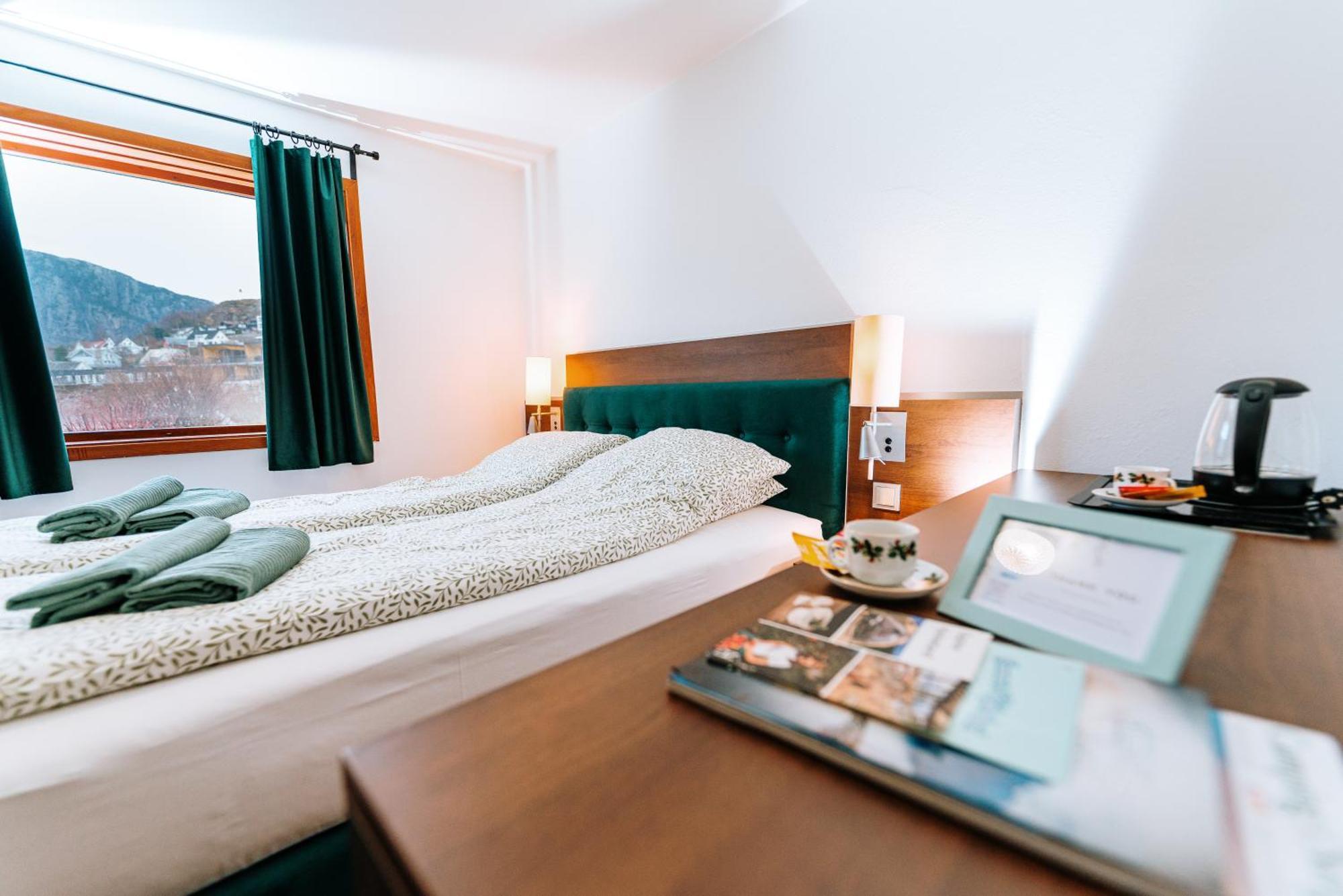 Hotel Nokling & Camping Hjelmeland エクステリア 写真
